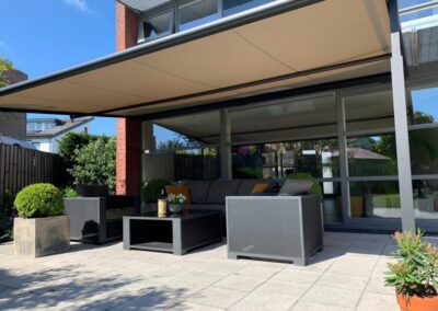 Weinor pergola zon- en regenwering te Vlissingen