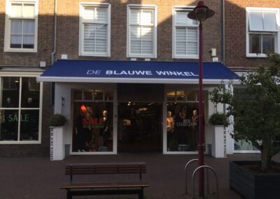 Nieuw schermdoek bij De Blauwe Winkel