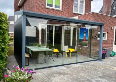 Uitbreiding met aluminium schutting delen + glazen schuifwand in Vlissingen