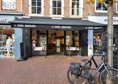 Sunmaster terraszonwering met bedrijfslogo